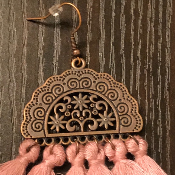 🆕Mauve Boho Fringe Earrings - Picture 3 of 4